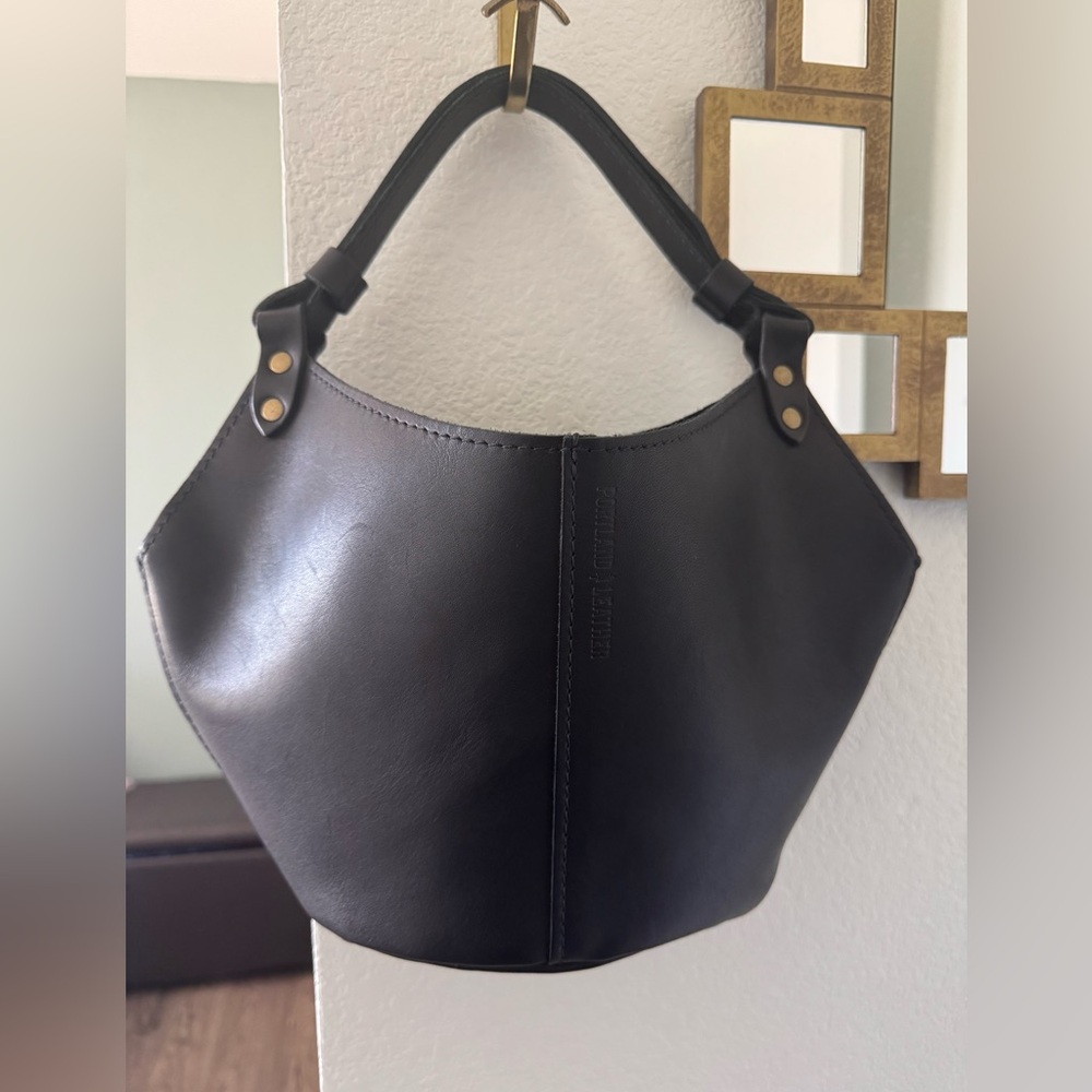 Kangaroo Shoulder Bag - Black / Small